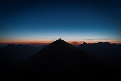 白天蓝天下的山影